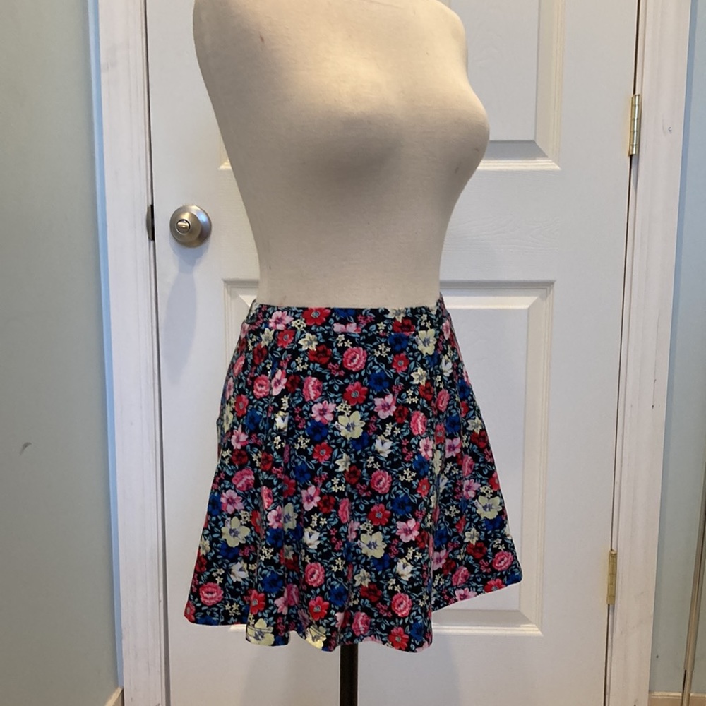 **FOREVER 21**  Multi Colored Floral Mini Skirt
